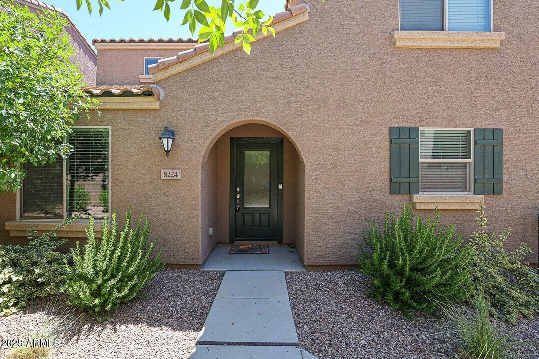 8224 W Illini St in Phoenix, AZ - Building Photo