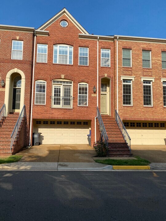 2821 St Croix Dr in Vienna, VA - Building Photo