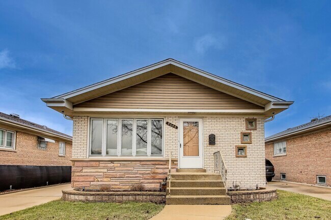 property at 8644 W Ainslie St