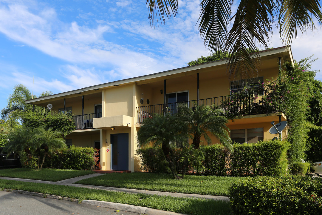 3613 Washington Rd in West Palm Beach, FL - Building Photo