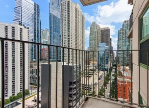 68 W Huron St in Chicago, IL - Foto de edificio - Building Photo