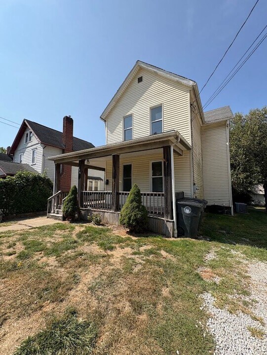 656 Kling St in Akron, OH - Building Photo