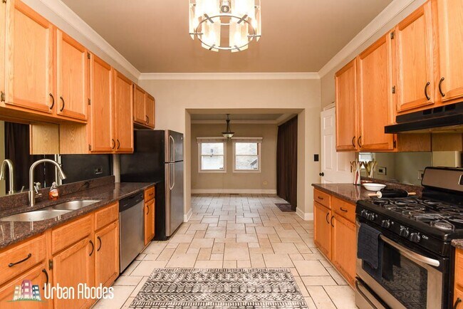 1720 N Ashland Ave, Unit J00W in Chicago, IL - Building Photo - Building Photo