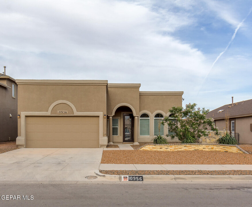 10956 Ray Mena Ln in El Paso, TX - Building Photo