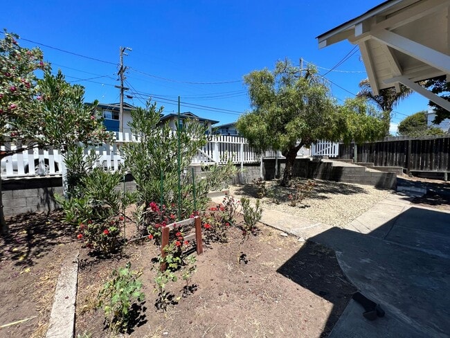 944 Sonoma Ave in Seaside, CA - Building Photo - Building Photo