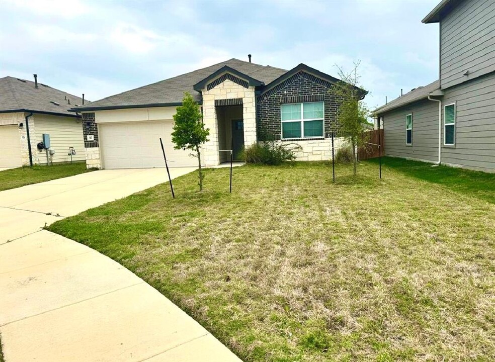 117 Cherry Laurel Ln in Niederwald, TX - Building Photo