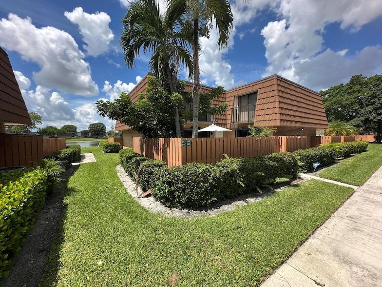 246 Charter Way in West Palm Beach, FL - Foto de edificio