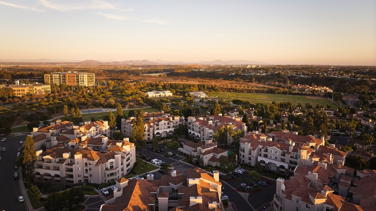 Valentia in San Diego, CA - Building Photo