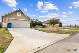 105 Grand View in Floresville, TX - Building Photo - Building Photo