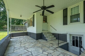 1306 E Chilhowie Ave in Johnson City, TN - Foto de edificio - Building Photo