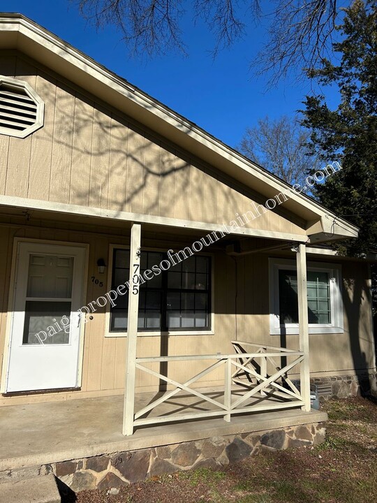 705 Winchester St-Unit -705 Winchester St in Flippin, AR - Foto de edificio