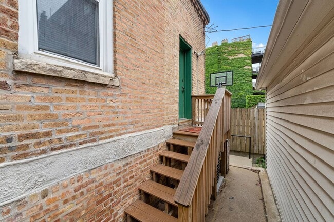330 W Evergreen Ave, Unit CH in Chicago, IL - Building Photo - Building Photo