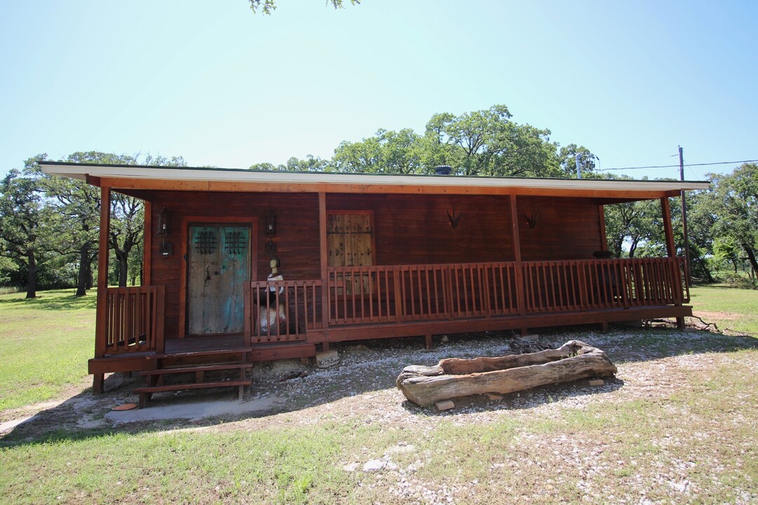 661 Turpin Lake Rd in Poolville, TX - Building Photo