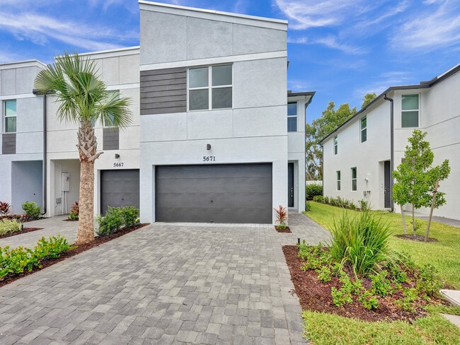 5671 Enclave Dr in Mangonia Park, FL - Foto de edificio - Building Photo