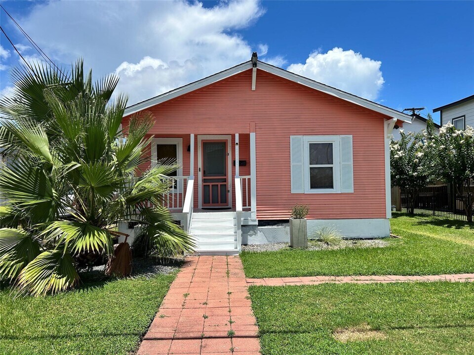2216 Grover Ave in Galveston, TX - Building Photo
