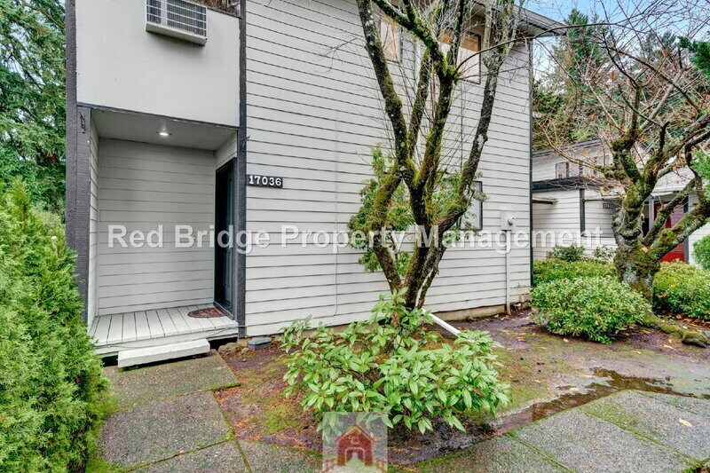 17036 NE Oregon St in Portland, OR - Building Photo