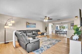 897 Imperial Dr in Largo, FL - Building Photo - Building Photo