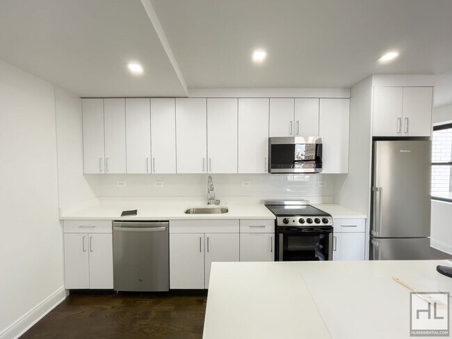 E 16 ST, Unit 15A in New York, NY - Building Photo - Building Photo