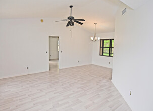 190 Parkwood Dr S in Royal Palm Beach, FL - Building Photo - Building Photo