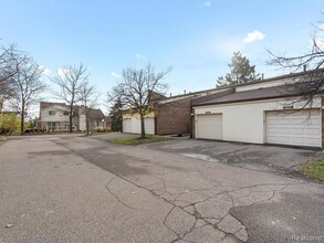 18270 University Park Dr in Livonia, MI - Building Photo - Building Photo