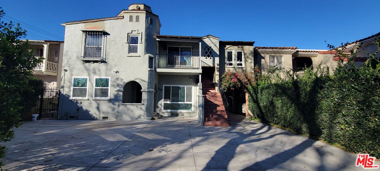 1237 S Sherbourne Dr in Los Angeles, CA - Building Photo