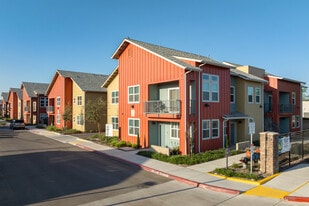 Los Arroyos in Farmersville, CA - Building Photo