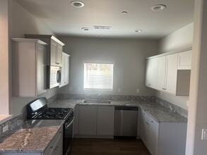 518 S Summit St in Visalia, CA - Building Photo - Building Photo