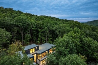 40 Rue Mont Aki in Bromont, QC - Building Photo - Building Photo