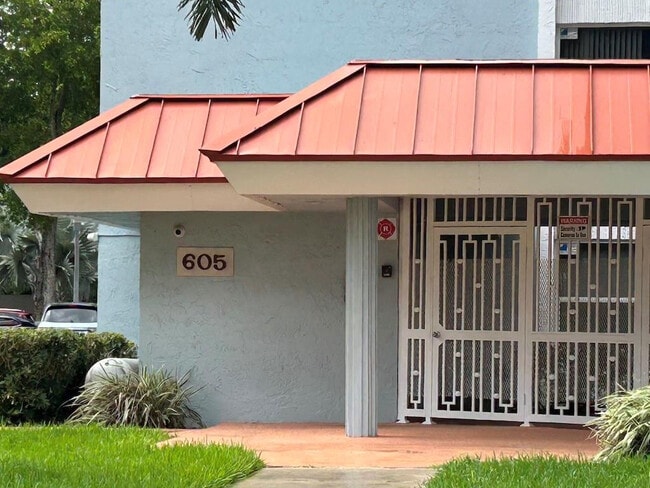 605 S Pine Island Rd in Plantation, FL - Foto de edificio - Building Photo