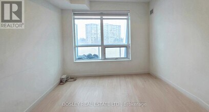 30 Upper Mall Wy in Vaughan, ON - Building Photo - Building Photo