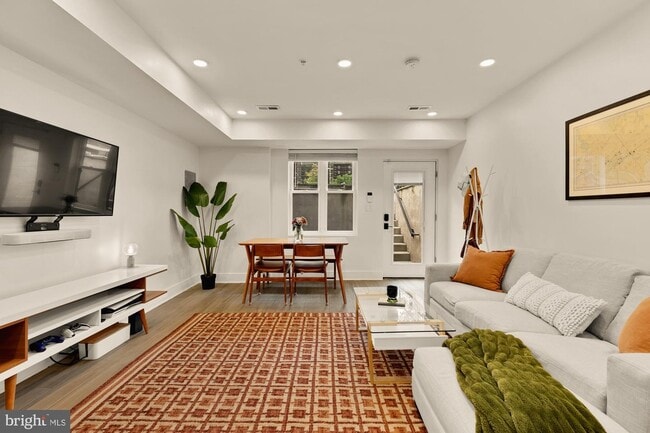 1519 K St SE, Unit 101 in Washington, DC - Foto de edificio - Building Photo