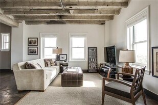 329 E Colorado Blvd in Dallas, TX - Building Photo