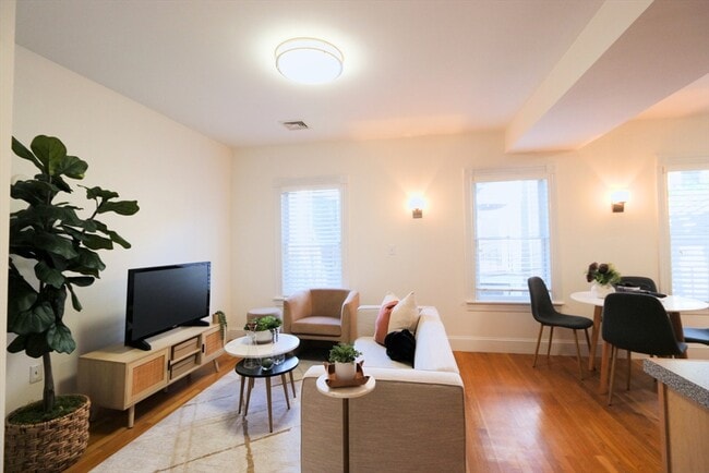 296 W 3rd St, Unit U1