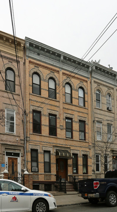 319 Menahan St in Brooklyn, NY - Building Photo