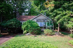 46 Summit Cir in Lakeville, PA - Building Photo