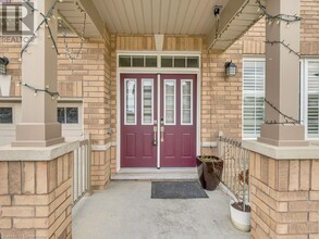 221 Kinsman Dr in Hamilton, ON - Building Photo - Building Photo
