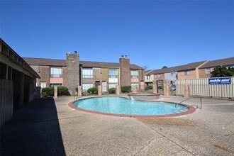 9200 W Bellfort Ave in Houston, TX - Building Photo - Building Photo