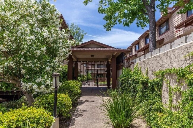 2785 S Bascom Ave, Unit 4 in Campbell, CA - Building Photo - Building Photo