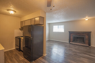 Huntington Place Apartments in Midwest City, OK - Building Photo - Interior Photo