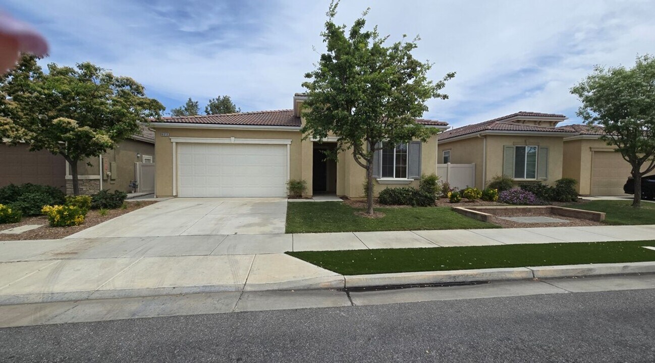 6015 Dubois Pl in Bakersfield, CA - Building Photo