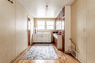 335 W Cortland Ave, Unit 2 in Jackson, MI - Building Photo