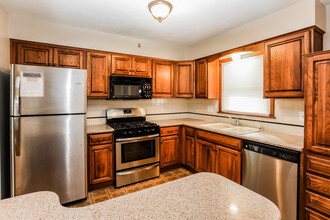 15800 E Kiger Cir in Independence, MO - Foto de edificio - Building Photo