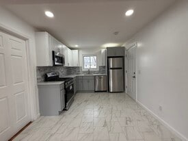 23 Lamont Rd in Burlington, NJ - Building Photo