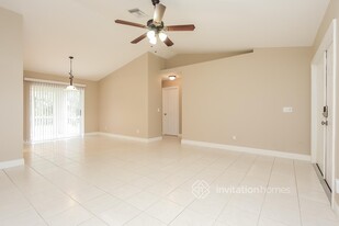 152 SE 4th St in Cape Coral, FL - Foto de edificio - Building Photo