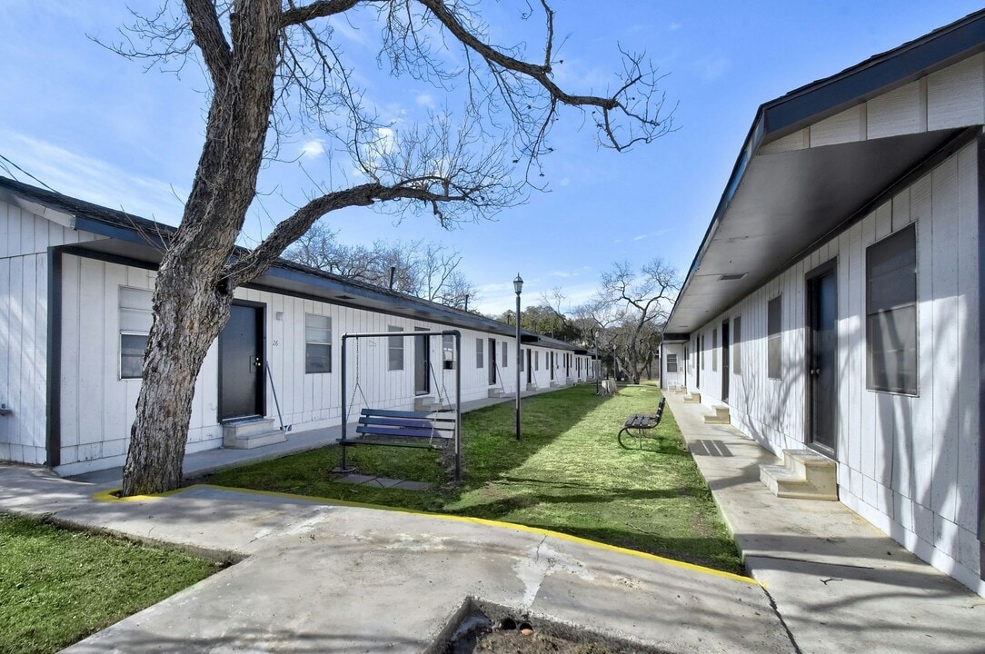 The LUX Riverside in Kerrville, TX - Foto de edificio