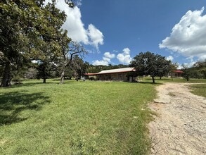 1904 Bear Creek Rd in Kerrville, TX - Building Photo - Building Photo