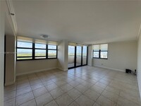 2555 Collins Ave in Miami Beach, FL - Building Photo - Building Photo