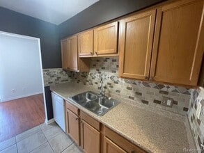 29870 W 12 Mile Rd in Farmington Hills, MI - Building Photo - Building Photo