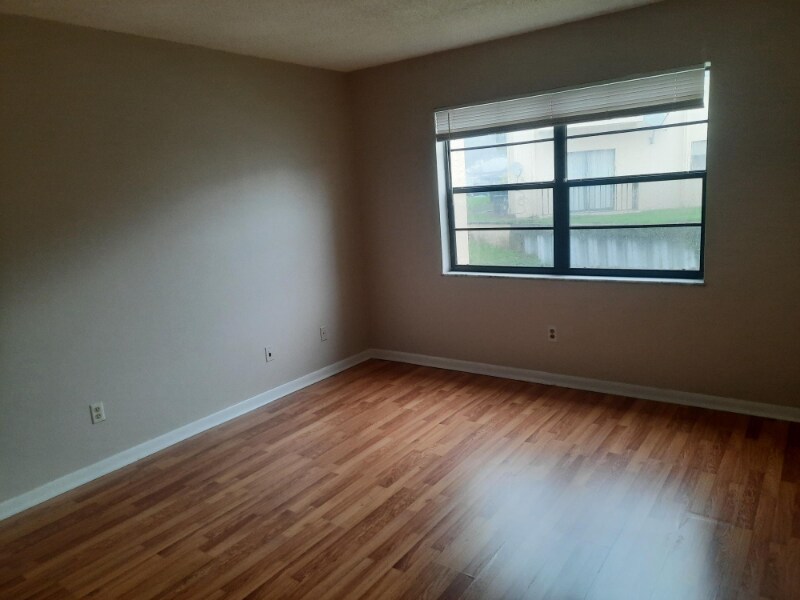 2050 Oleander Blvd in Fort Pierce, FL - Building Photo