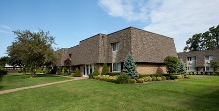 Fairfield Knolls At West Babylon in West Babylon, NY - Building Photo - Interior Photo